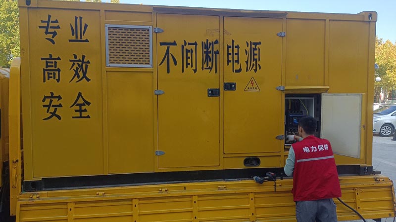 富锦柴油发电机组和UPS电源配合使用时，如何避免切换过程中的电力中断？